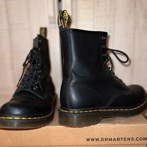 1460 WOMEN'S SMOOTH LEATHER LACE UP BOOTS- size US7, pre-owned
